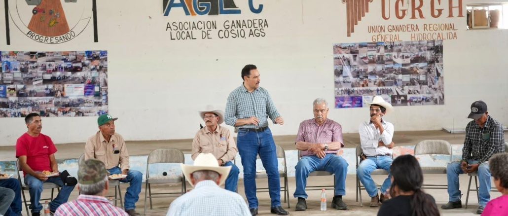 Toño Martín del Campo escucha a ganaderos y productores de Cosío para impulsar soluciones al campo
