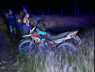 Policías Estatales de Carreteras atienden reporte de salida de camino de una motocicleta en el Municipio de El Llano