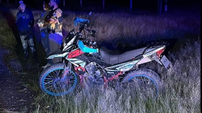 Policías Estatales de Carreteras atienden reporte de salida de camino de una motocicleta en el Municipio de El Llano