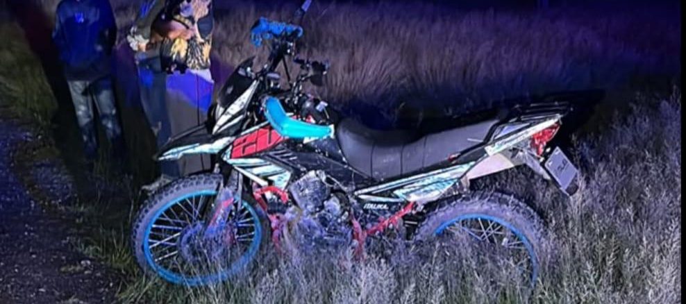 Policías Estatales de Carreteras atienden reporte de salida de camino de una motocicleta en el Municipio de El Llano