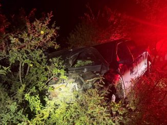 Policías Estatales intervienen accidente tipo salida de camino y choque contra objeto fijo en la terracería que conduce la destiladora Real de Calvillo