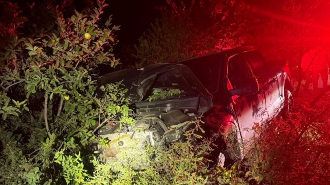 Policías Estatales intervienen accidente tipo salida de camino y choque contra objeto fijo en la terracería que conduce la destiladora Real de Calvillo
