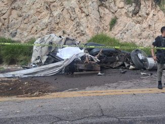 Policías del Mando Coordinado y Bomberos del Municipio de Calvillo apoyan en accidente que se registró sobre la carretera federal 70, en el que, lamentablemente perdió la vida una persona