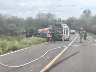 Policías Estatales de Carreteras intervienen en un accidente tipo salida de camino y volcadura de pipa