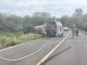 Policías Estatales de Carreteras intervienen en un accidente tipo salida de camino y volcadura de pipa