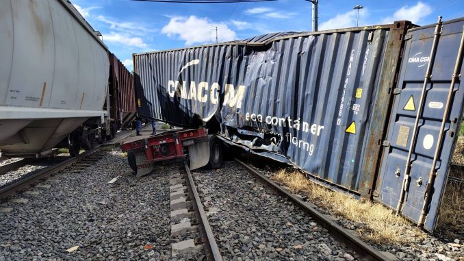 Policías Estatales intervienen accidente en el que un tráiler intenta ganarle el paso al tren, dejando sólo daños materiales