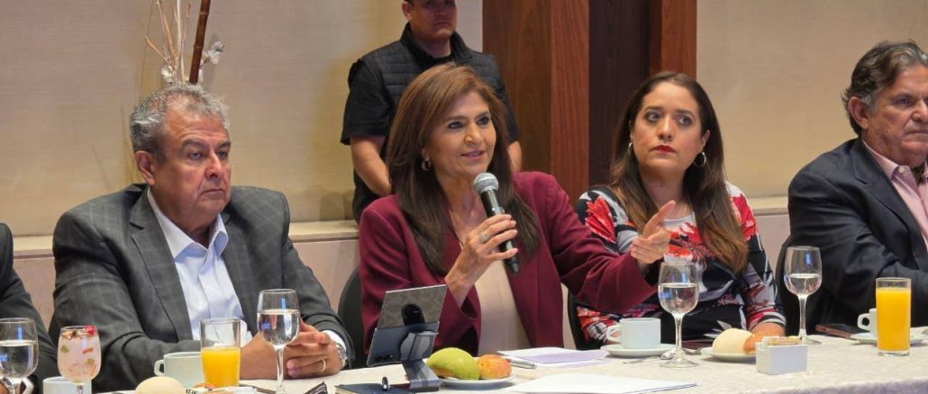 Nora Ruvalcaba analiza con Empresarios alternativas energéticas para la industria de Aguascalientes