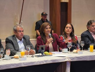 Nora Ruvalcaba analiza con Empresarios alternativas energéticas para la industria de Aguascalientes