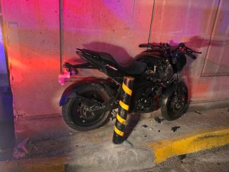Policía Vial atiende choque contra objeto fijo en la zona centro