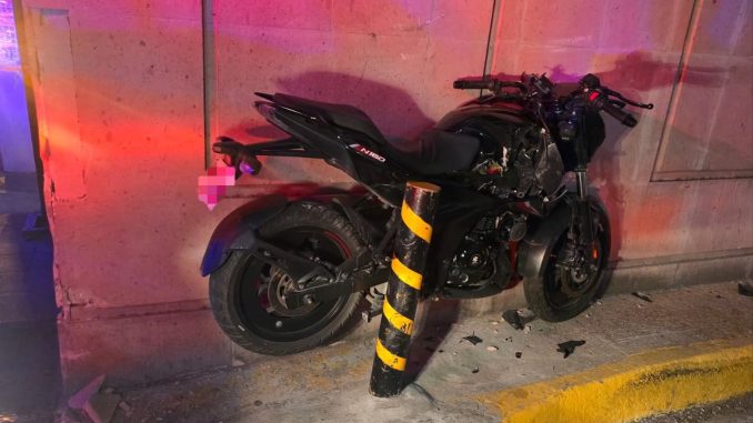 Policía Vial atiende choque contra objeto fijo en la zona centro