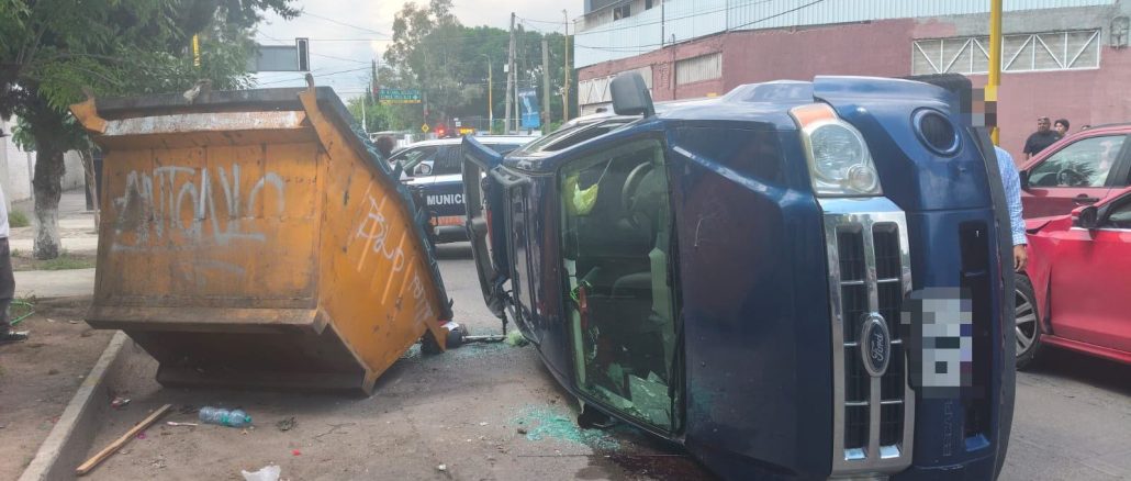 Policía Vial atiende choque con su posterior volcadura en la colonia Buenos Aires