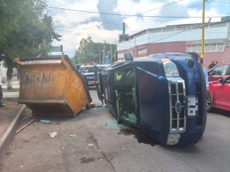Policía Vial atiende choque con su posterior volcadura en la colonia Buenos Aires