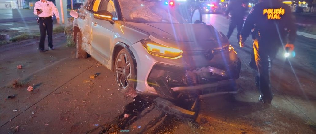 Policía Vial atiende choque contra objetos fijos en Av. Siglo XXI