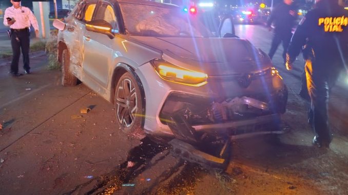 Policía Vial atiende choque contra objetos fijos en Av. Siglo XXI
