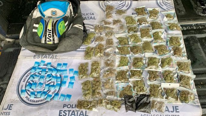 Policías del Mando Coordinado lograron el aseguramiento de más de 30 envoltorios de sustancia granulada y 60 de hierba verde seca en el Municipio de Calvillo
