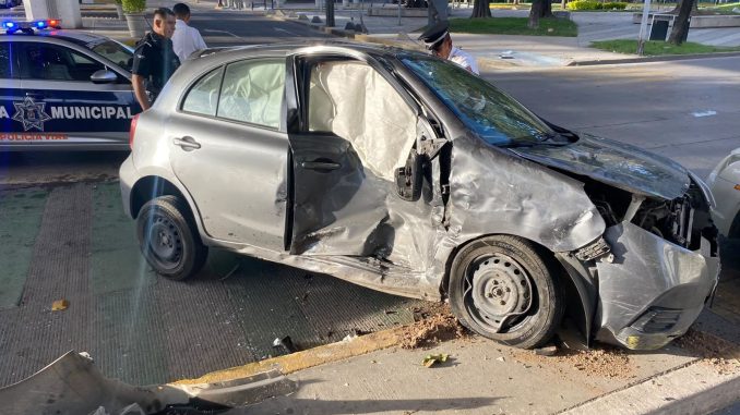 Policía Vial atiende accidente en Av. Alameda