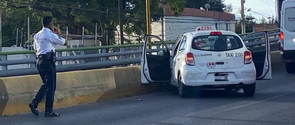 Policía Vial atiende accidente en puente de Avenida de la Convención