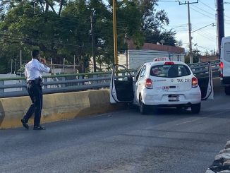 Policía Vial atiende accidente en puente de Avenida de la Convención