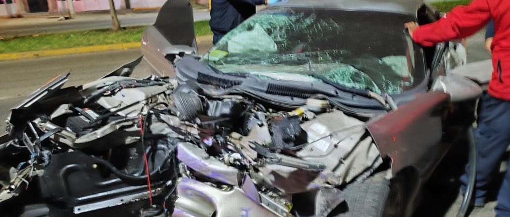 Policía Vial atiende choque contra objeto fijo en Av. Convención