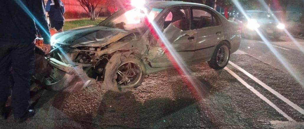 Policía Vial atiende choque contra jardinera en Av. Tecnológico