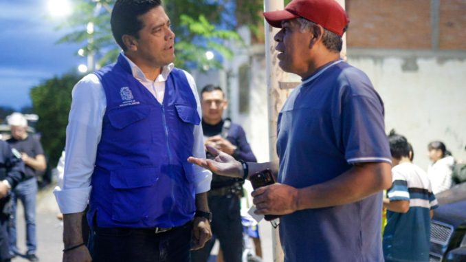 Recorre Leo Montañez calles del fraccionamiento Pirules