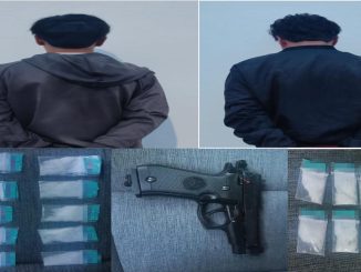 Policías Estatales detienen a dos sujetos que tenían en su poder envoltorios con sustancia granulada y un arma de plástico, réplica de arma de fuego corta
