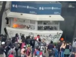 Marcha del 2 de octubre avanza entre denuncias de abuso policial y vandalismo