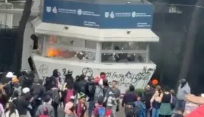 Marcha del 2 de octubre avanza entre denuncias de abuso policial y vandalismo