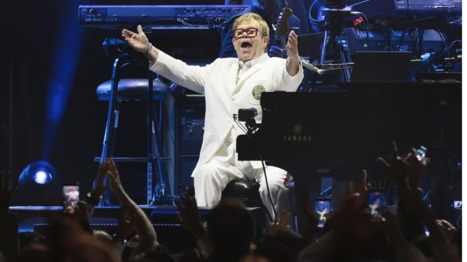 Elton John ejecuta en el Azteca su último despegue como "Rocket Man"