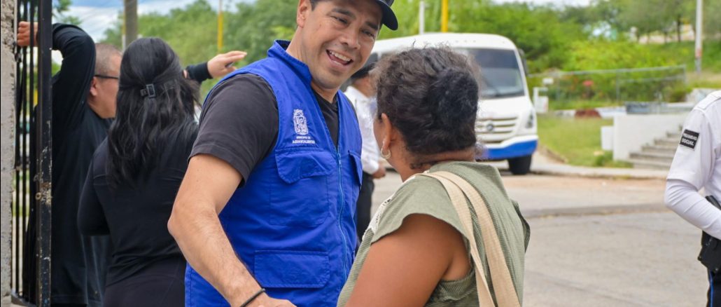 Atiende Leo Montañez peticiones ciudadanas en Lomas del Mirador