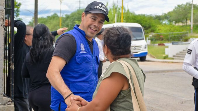 Atiende Leo Montañez peticiones ciudadanas en Lomas del Mirador
