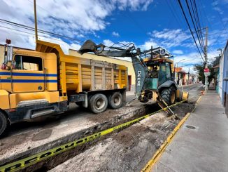 Renueva Leo Montañez red de alcantarillado sanitario en la calle Nieto