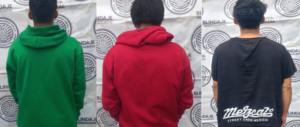 Tres personas en poder de envoltorios con hierba verde al parecer marihuana son detenidos por Policías del Mando Coordinado