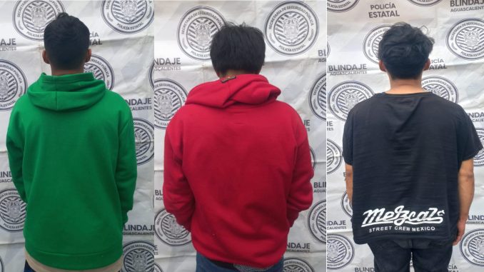 Tres personas en poder de envoltorios con hierba verde al parecer marihuana son detenidos por Policías del Mando Coordinado