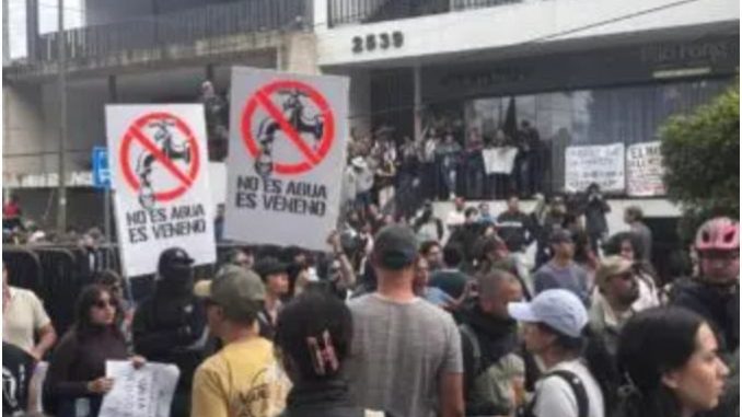 Miles marchan para exigir una alerta sanitaria por agua sucia en Guadalajara