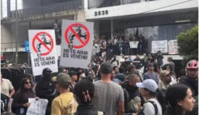 Miles marchan para exigir una alerta sanitaria por agua sucia en Guadalajara