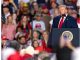 Trump llama "gordo" a un manifestante mientras es expulsado a goles de su mitin
