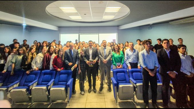 Tecnología al servicio de la gente: Leo Montañez presenta a Universitarios de la Cuauhtémoc aplicaciones de IA en el Municipio