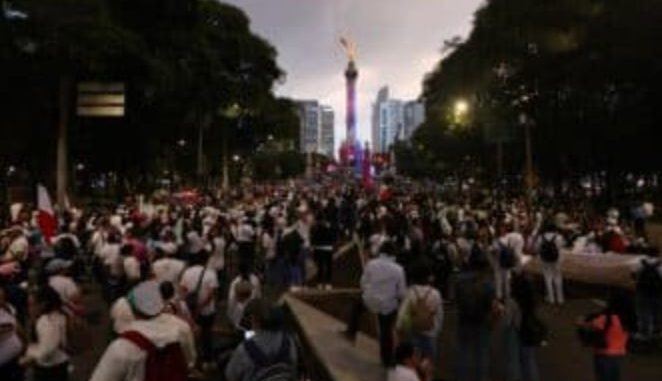 Trabajadores del IMSS protagonizan multitudinaria marcha en CDMX