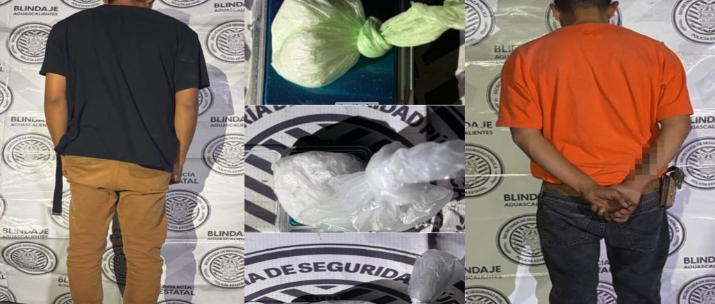 POLICÍAS ESTATALES EN COORDINACIÓN CON UNIFORMADOS DEL MANDO COORDINADO DE PABELLÓN DE ARTEAGA DETUVIERON A DOS PERSONAS EN PODER DE VARIOS ENVOLTORIOS QUE CONTENÍAN SUSTANCIA GRANULADA AL PARECER CRISTAL. Uniformados de la Policía Estatal de Carreteras y del Mando Coordinado lograron en el municipio de Pabellón de Arteaga la detención de dos personas de sexo masculino que tenían en su poder envoltorios que contenian sustancia granulada al parecer cristal que sumaron un peso aproximado superior a los 60 gramos, luego de detectarlos en actitud evasiva a bordo de un vehículo compacto, fueron puestos a disposición de la autoridad ministerial. Fueron oficiales del Mando Coordinado que se encontraban en su recorrido de vigilancia en el municipio de Pabellón de Arteaga detectaron en circulación un vehículo de la marca Chevrolet, Chevy, en color azul cuyos ocupantes actuaron de manera evasiva al observar las unidades policiales, haciendo caso omiso a detenerse. Luego de una breve persecución se logró su detención sobre la carretera estatal número 27 del municipio de Pabellón de Arteaga, lugar en el que se procede a la revision corporal de quien dijo responder al nombre de Jair N de 27 años de edad, a quien le aseguraron entre sus pertenencias una bolsa que contenía sustancia granulada al tacto con las características propias del cristal que dio un peso aproximado de 27 gramos, a su acompañante que dijo llamarse Miguel N de 46 años de edad, le localizaron entre sus pertenencias una bolsa de plástico que contenía sustancia granulada al tacto al parecer cristal que dio un peso aproximado de 27 gramos. Cabe señalar que al extender la revisión al interior del vehículo marca Chevrolet, Chevy, en color azul, localizaron en el interior del automóvil compacto una bolsa que contenia sustancia granulada al tacto con las características propias del cristal que dio un peso aproximado de 15 gramos. Por lo anterior se procedió a la detención y puesta a disposición de Jair N y Miguel N junto con los envoltorios que contenían la sustancia granulada y el vehículo ante el Agente del Ministerio Público del fuero común en turno de la Fiscalía General del Estado en donde se determinaría su situación jurídica conforme a derecho debido a que se les inició una carpeta de investigación en su contra.