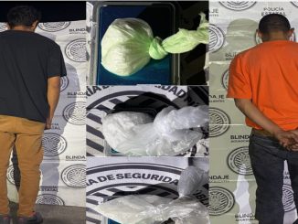 POLICÍAS ESTATALES EN COORDINACIÓN CON UNIFORMADOS DEL MANDO COORDINADO DE PABELLÓN DE ARTEAGA DETUVIERON A DOS PERSONAS EN PODER DE VARIOS ENVOLTORIOS QUE CONTENÍAN SUSTANCIA GRANULADA AL PARECER CRISTAL. Uniformados de la Policía Estatal de Carreteras y del Mando Coordinado lograron en el municipio de Pabellón de Arteaga la detención de dos personas de sexo masculino que tenían en su poder envoltorios que contenian sustancia granulada al parecer cristal que sumaron un peso aproximado superior a los 60 gramos, luego de detectarlos en actitud evasiva a bordo de un vehículo compacto, fueron puestos a disposición de la autoridad ministerial. Fueron oficiales del Mando Coordinado que se encontraban en su recorrido de vigilancia en el municipio de Pabellón de Arteaga detectaron en circulación un vehículo de la marca Chevrolet, Chevy, en color azul cuyos ocupantes actuaron de manera evasiva al observar las unidades policiales, haciendo caso omiso a detenerse. Luego de una breve persecución se logró su detención sobre la carretera estatal número 27 del municipio de Pabellón de Arteaga, lugar en el que se procede a la revision corporal de quien dijo responder al nombre de Jair N de 27 años de edad, a quien le aseguraron entre sus pertenencias una bolsa que contenía sustancia granulada al tacto con las características propias del cristal que dio un peso aproximado de 27 gramos, a su acompañante que dijo llamarse Miguel N de 46 años de edad, le localizaron entre sus pertenencias una bolsa de plástico que contenía sustancia granulada al tacto al parecer cristal que dio un peso aproximado de 27 gramos. Cabe señalar que al extender la revisión al interior del vehículo marca Chevrolet, Chevy, en color azul, localizaron en el interior del automóvil compacto una bolsa que contenia sustancia granulada al tacto con las características propias del cristal que dio un peso aproximado de 15 gramos. Por lo anterior se procedió a la detención y puesta a disposición de Jair N y Miguel N junto con los envoltorios que contenían la sustancia granulada y el vehículo ante el Agente del Ministerio Público del fuero común en turno de la Fiscalía General del Estado en donde se determinaría su situación jurídica conforme a derecho debido a que se les inició una carpeta de investigación en su contra.