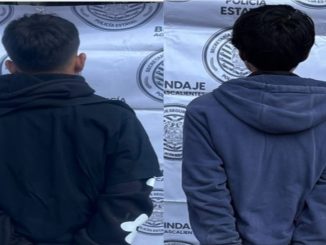 Policías Estatales detienen a dos personas de sexo masculino que tenían en su poder envoltorios con hierba verde al parecer marihuana y arma blanca