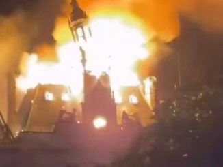 Manifestantes incendian el Ayuntamiento de Limoges, monumento histórico de Francia