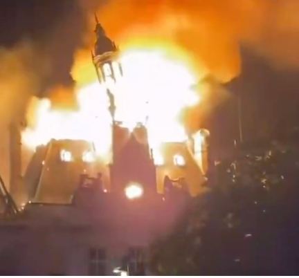 Manifestantes incendian el Ayuntamiento de Limoges, monumento histórico de Francia