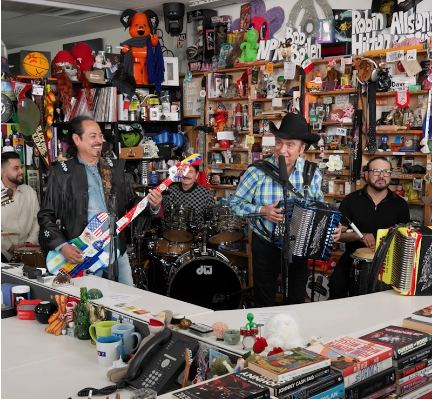 NPR corta temporalmente mensaje sobre ataques a latinos en el Tiny Desk de Los Tigres del Norte
