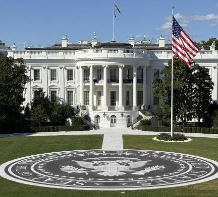 Trump sopesa convertir sala de prensa de la Casa Blanca en piscina como su "último legado"