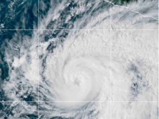 "Vance" sube a huracán de categoría 2 y provoca lluvias en Michoacán, Guerrero y Oaxaca