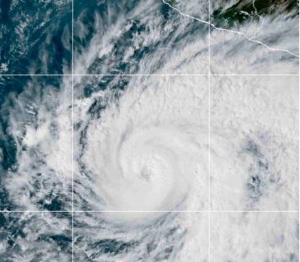 "Vance" sube a huracán de categoría 2 y provoca lluvias en Michoacán, Guerrero y Oaxaca