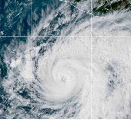 "Vance" sube a huracán de categoría 2 y provoca lluvias en Michoacán, Guerrero y Oaxaca