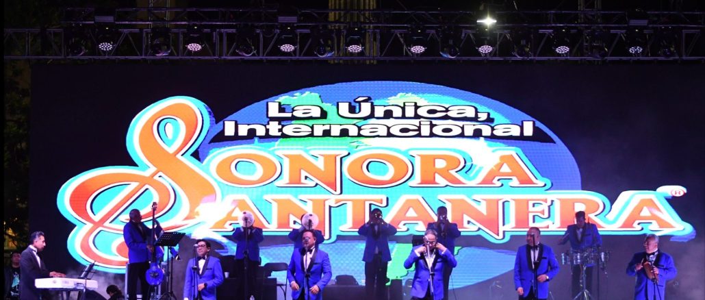 La única internacional Sonora Santanera llena de ritmo y nostalgia al Festival Cultural de la Ciudad